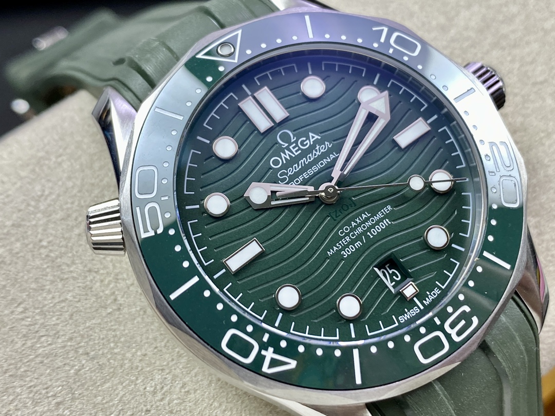  OMEGA Seamaster Diver 300M 42mm Green Dial 