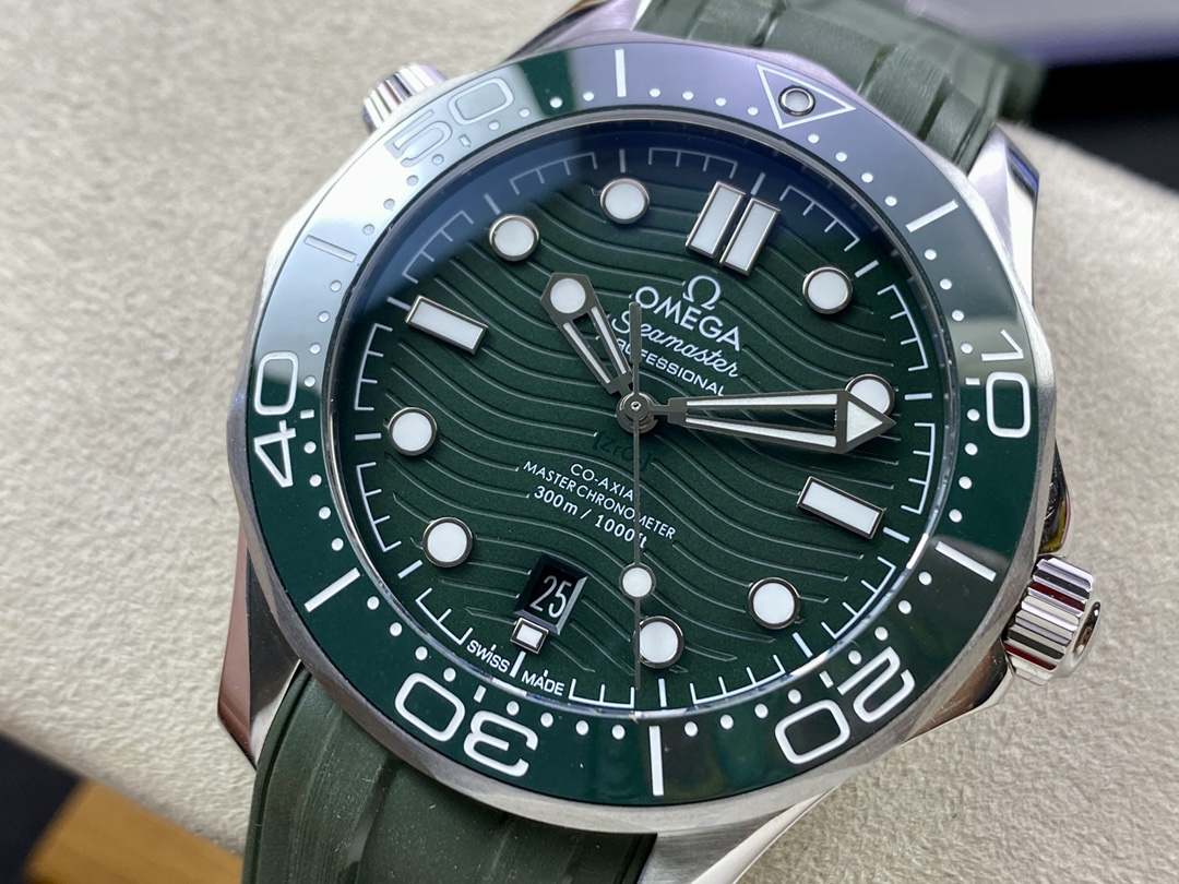  OMEGA Seamaster Diver 300M 42mm Green Dial 