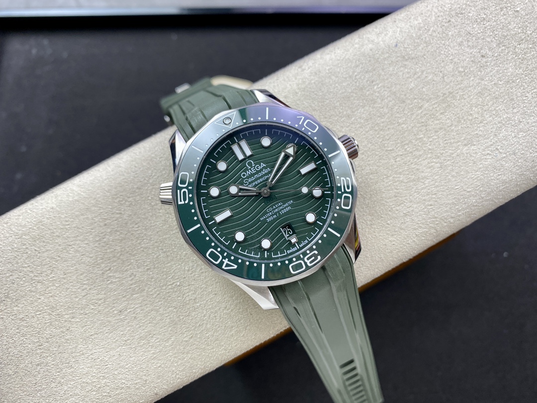  OMEGA Seamaster Diver 300M 42mm Green Dial 