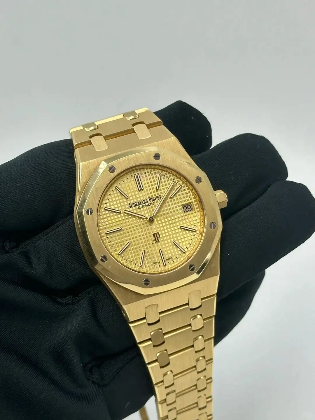 Audemars Piguet Royal Oak Jumbo Extra-Thin Gold 15202BA.OO.1240BA.02 - gallery