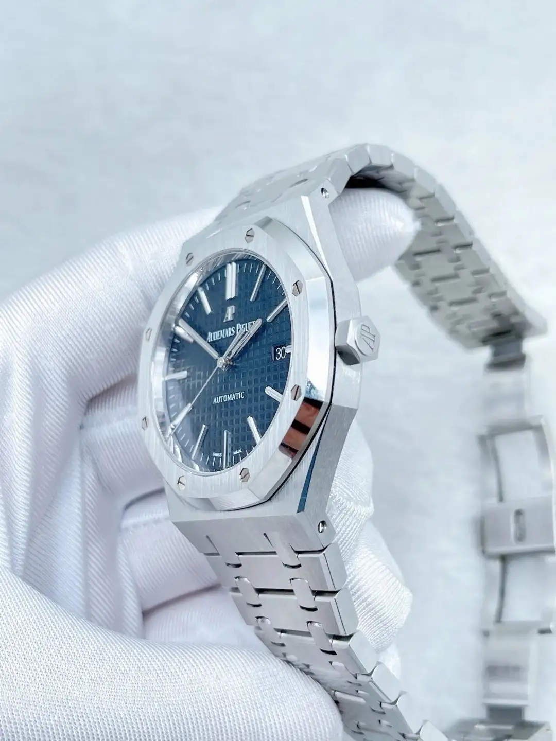 Audemars Piguet Royal Oak Selfwinding Blue 15400ST.OO.1220ST.03 - gallery