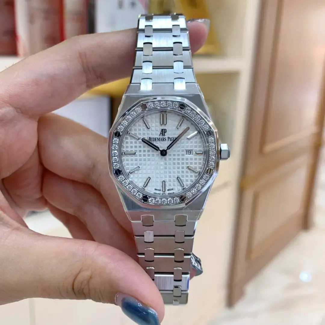 Audemars Piguet Royal Oak Quartz Silver 67651ST.ZZ.1261ST.01 - gallery